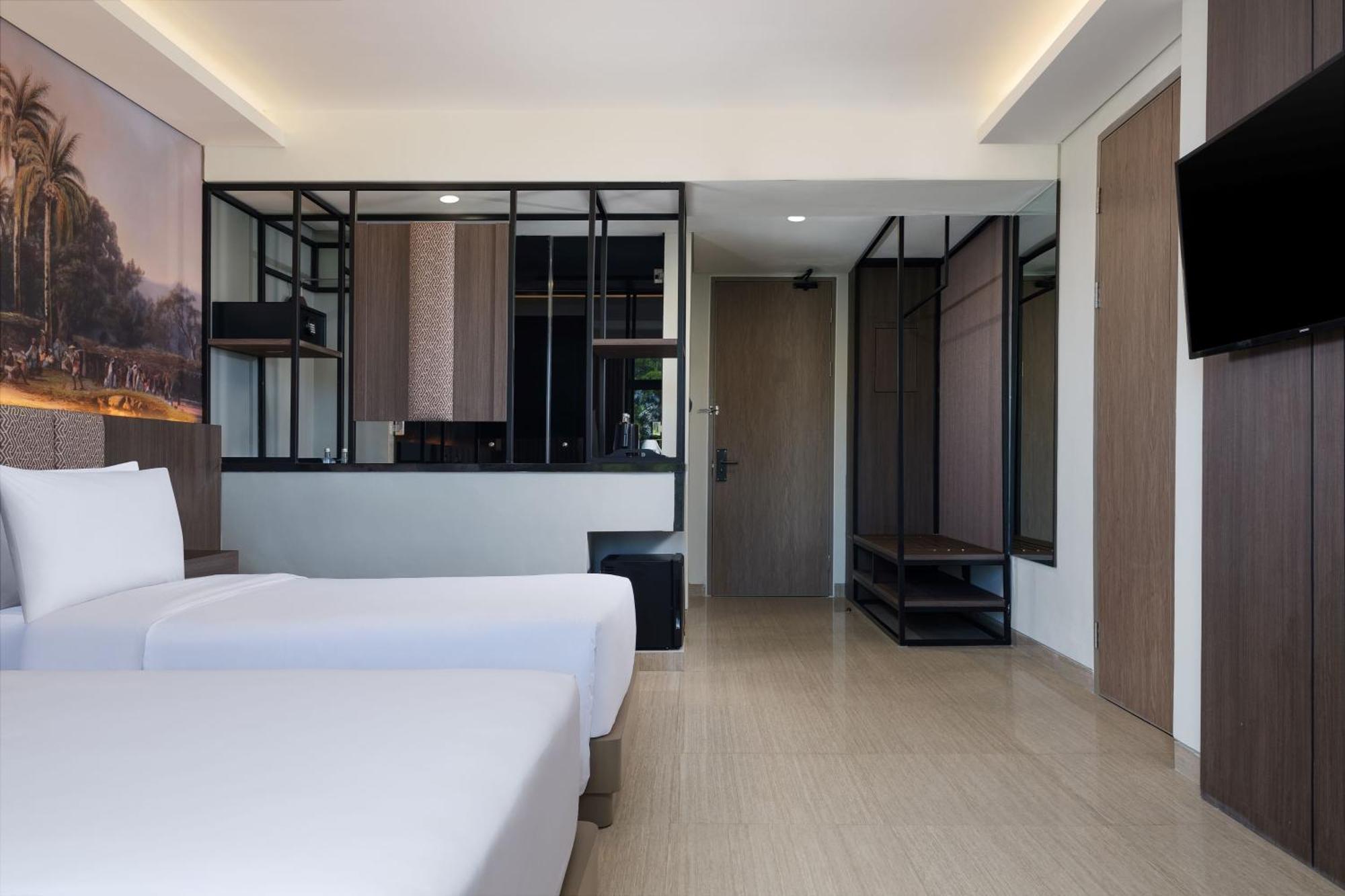 Hotel Santika Blitar Exteriör bild