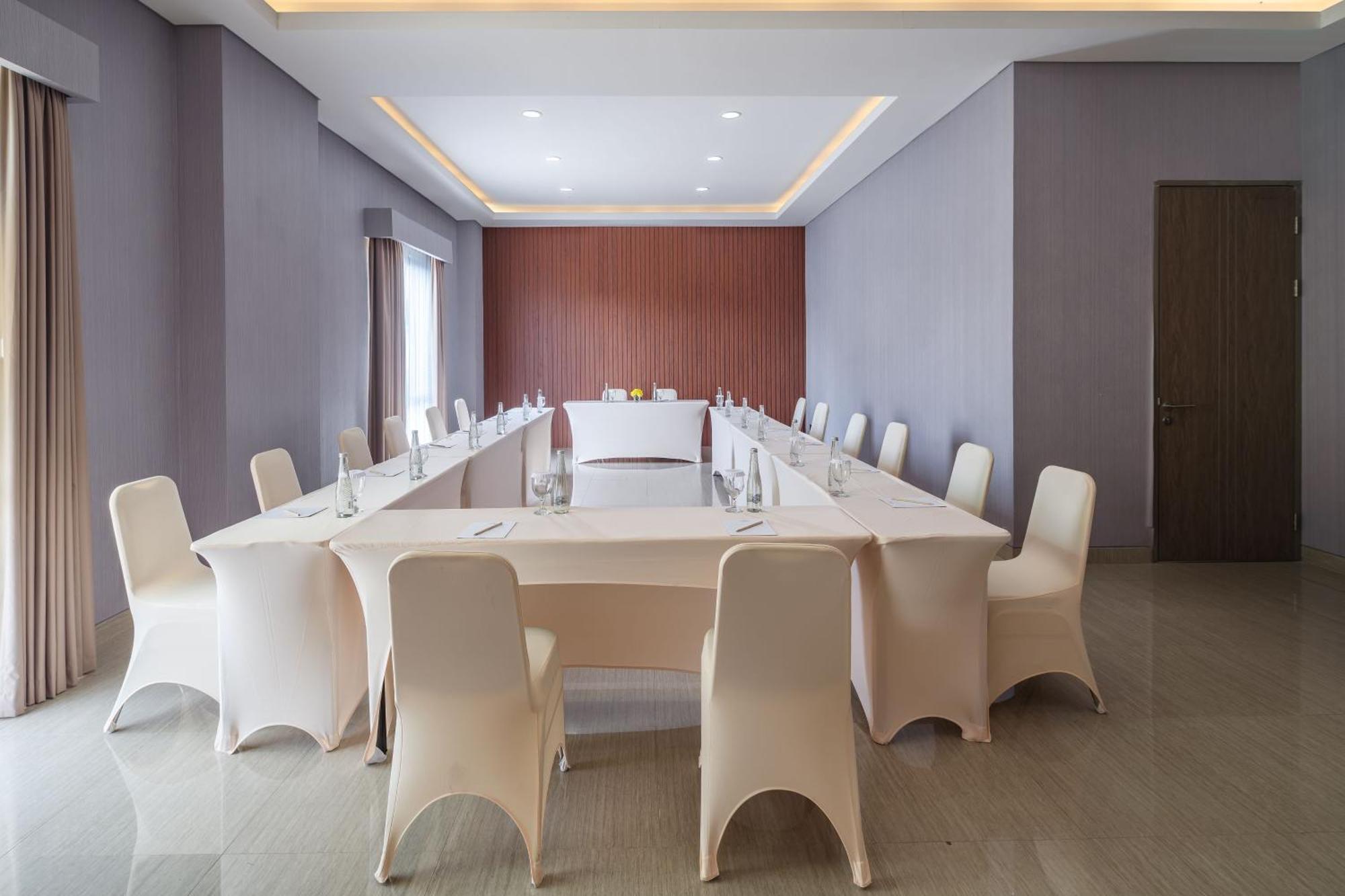 Hotel Santika Blitar Exteriör bild
