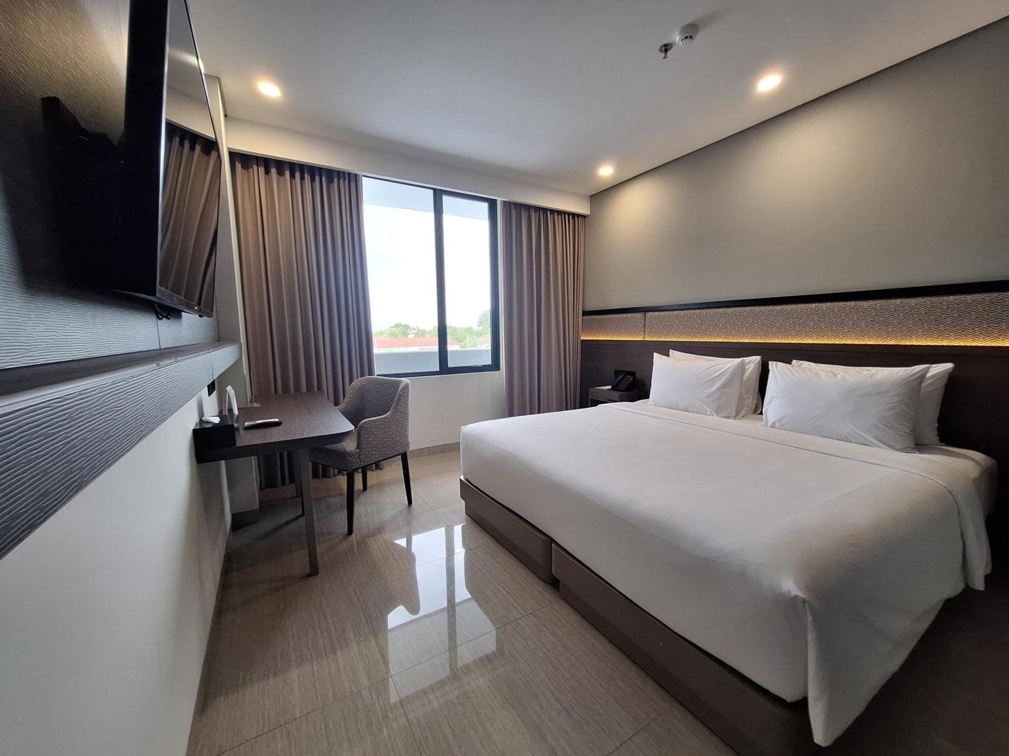 Hotel Santika Blitar Exteriör bild