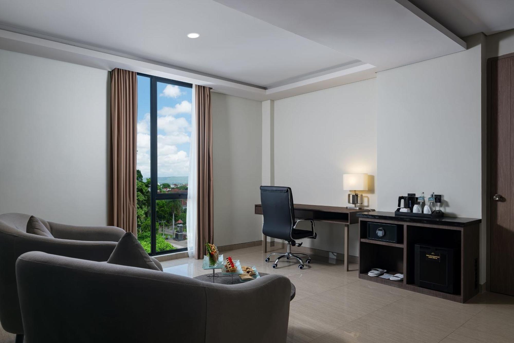 Hotel Santika Blitar Exteriör bild