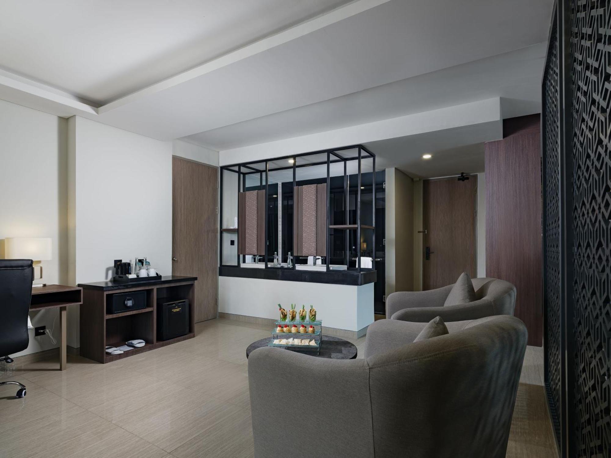 Hotel Santika Blitar Exteriör bild