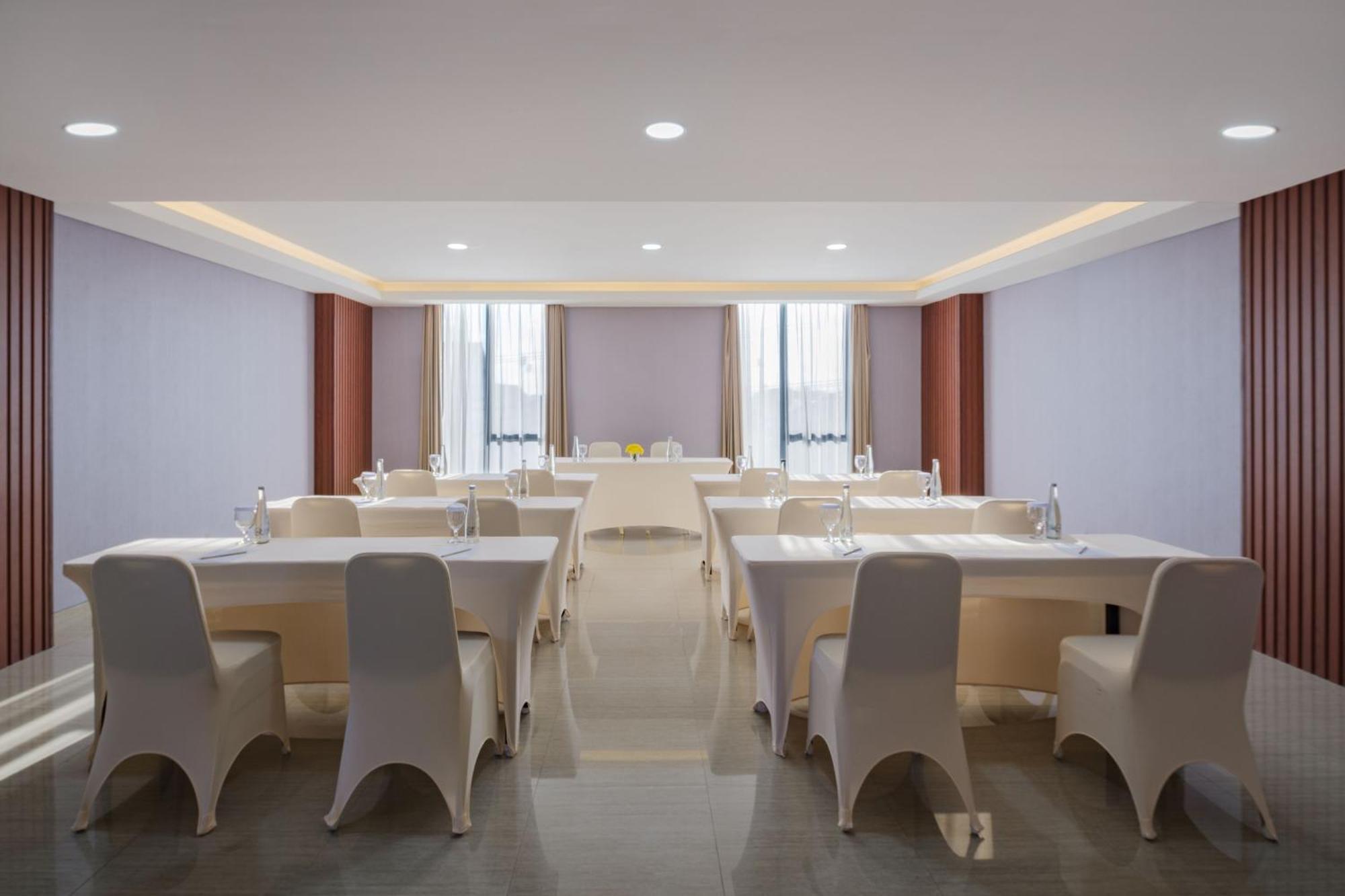 Hotel Santika Blitar Exteriör bild