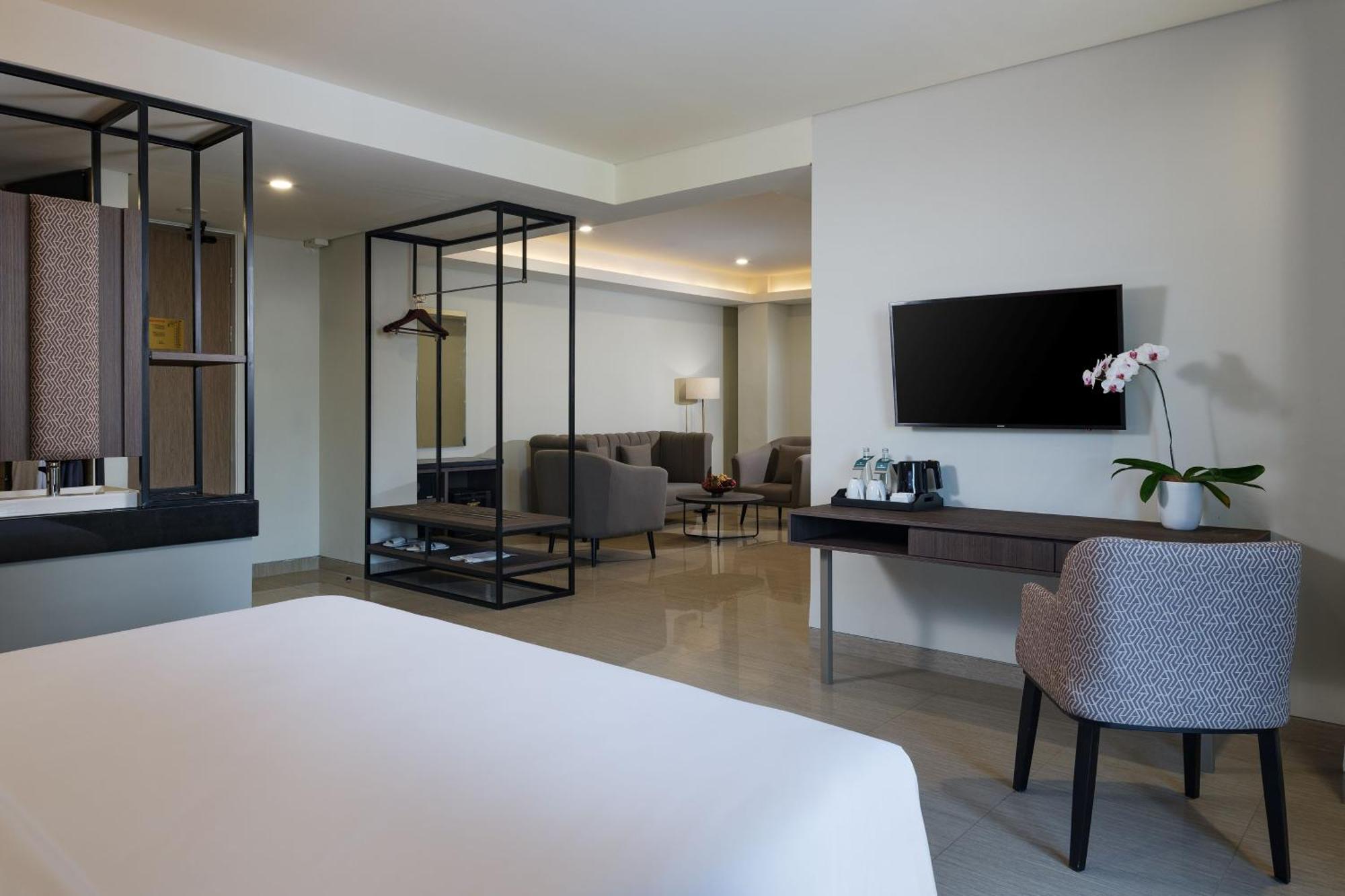Hotel Santika Blitar Exteriör bild