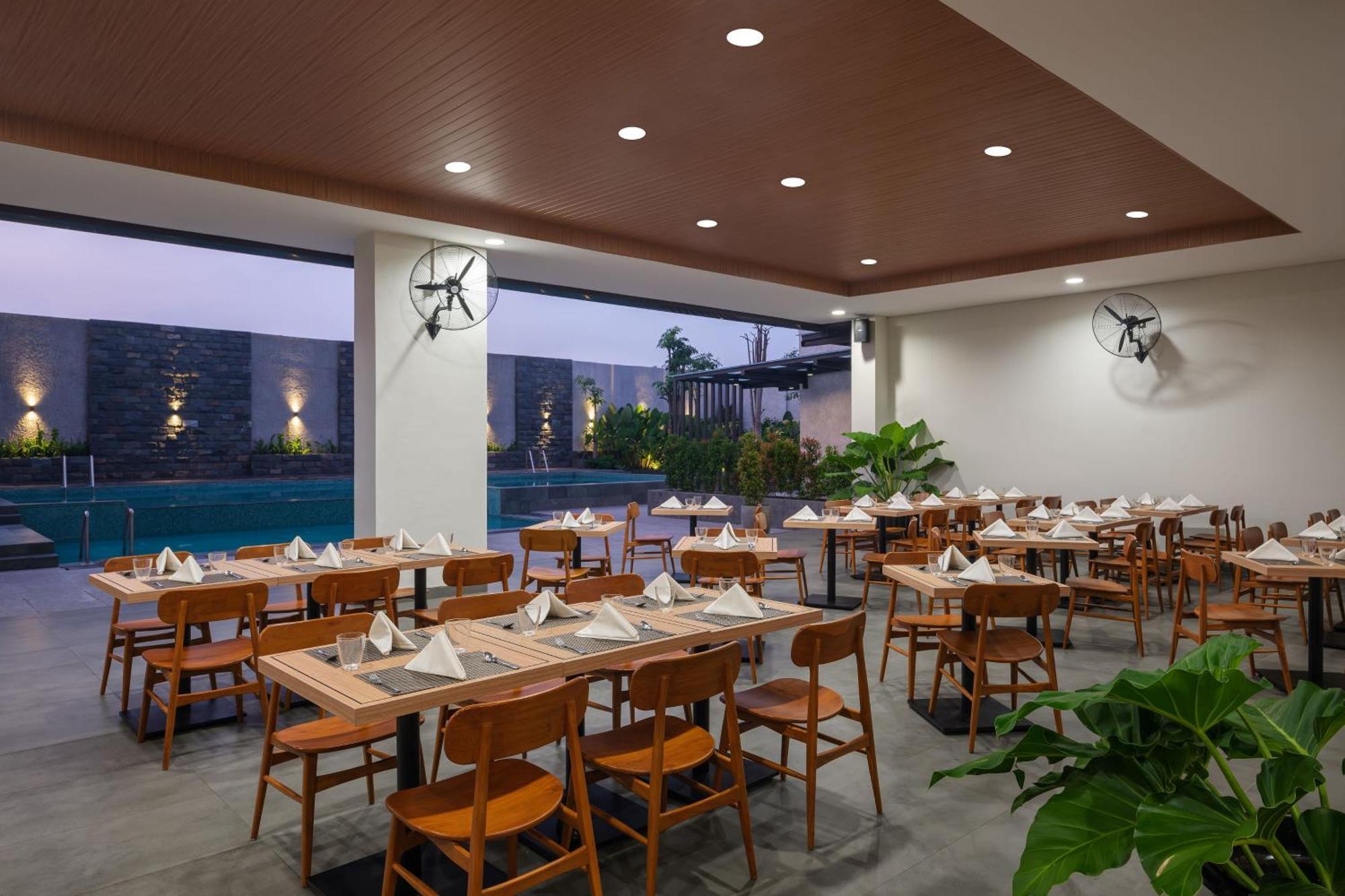 Hotel Santika Blitar Exteriör bild